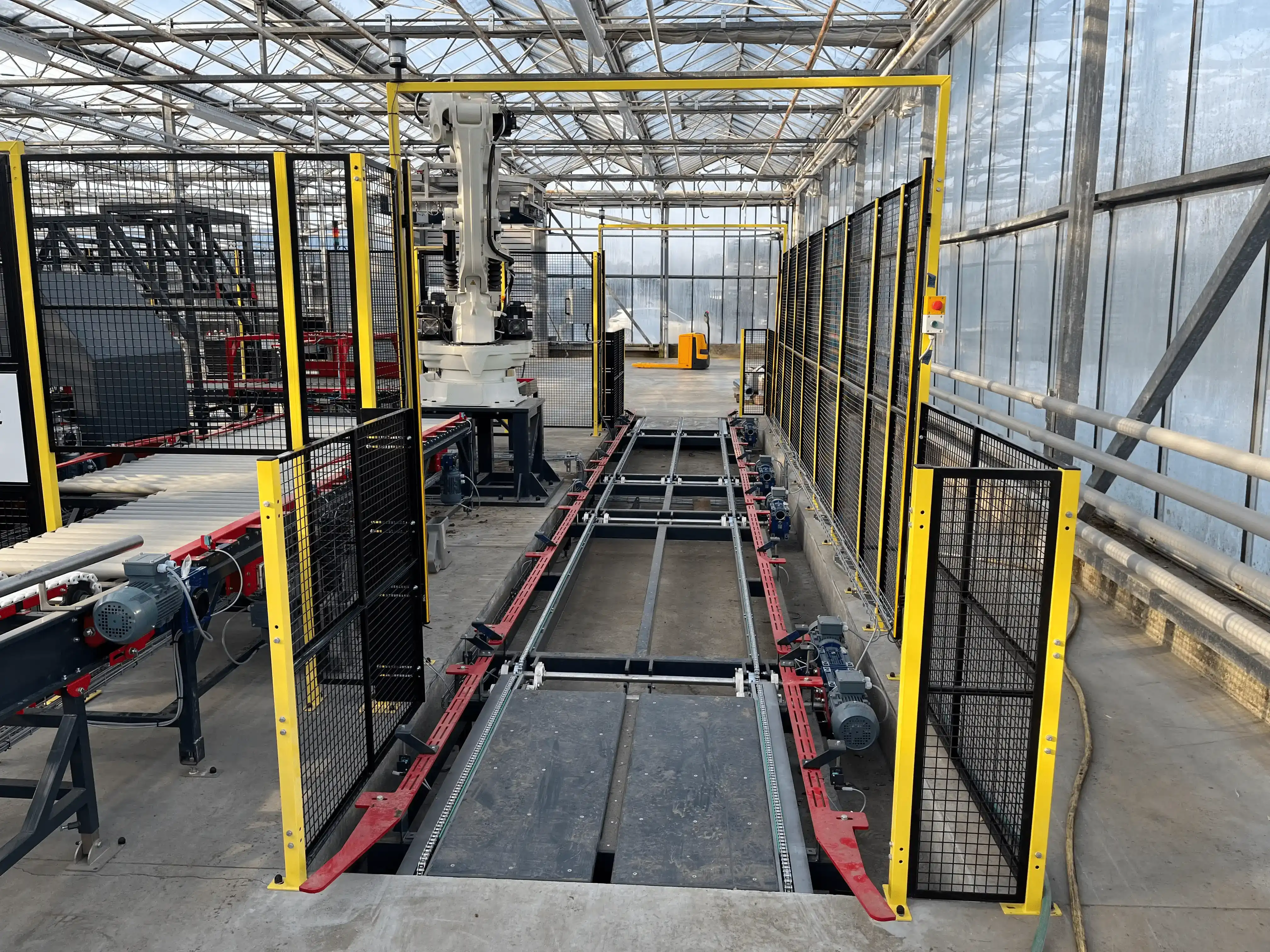 Zrobotyzowana paletyzacja produktów w przemyśle.