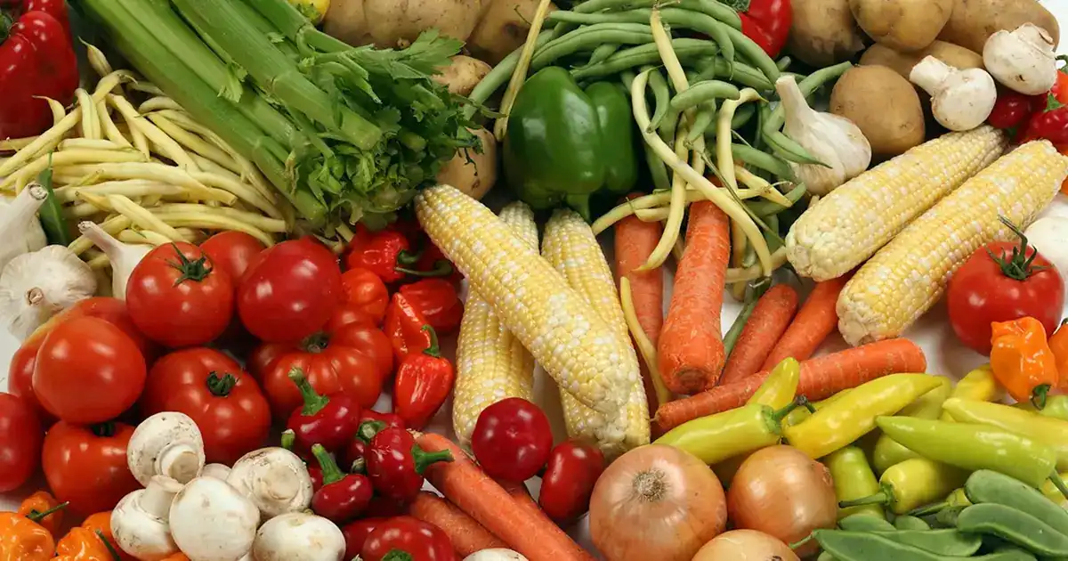 Robot paletyzujący skrzynki z warzywami w chłodni - branża spożywcza