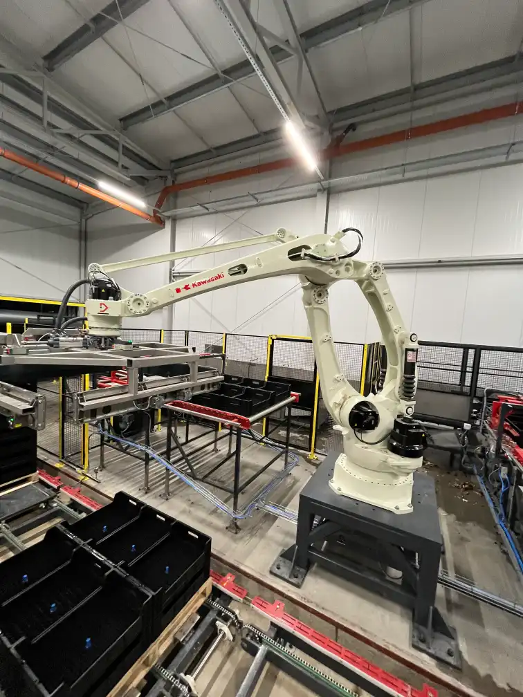 Robot paletyzujący w firmie Nowacki Tulipany.