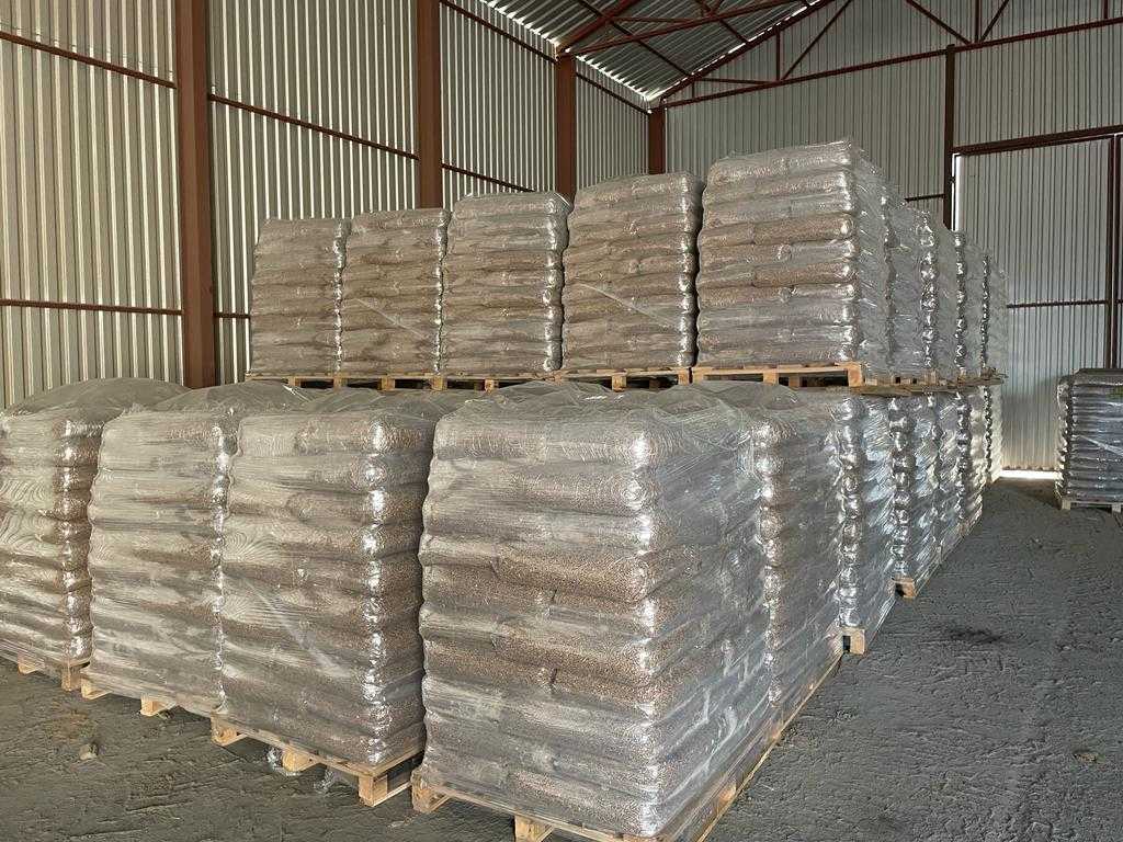 Robot paletyzujący worki z pelletem.